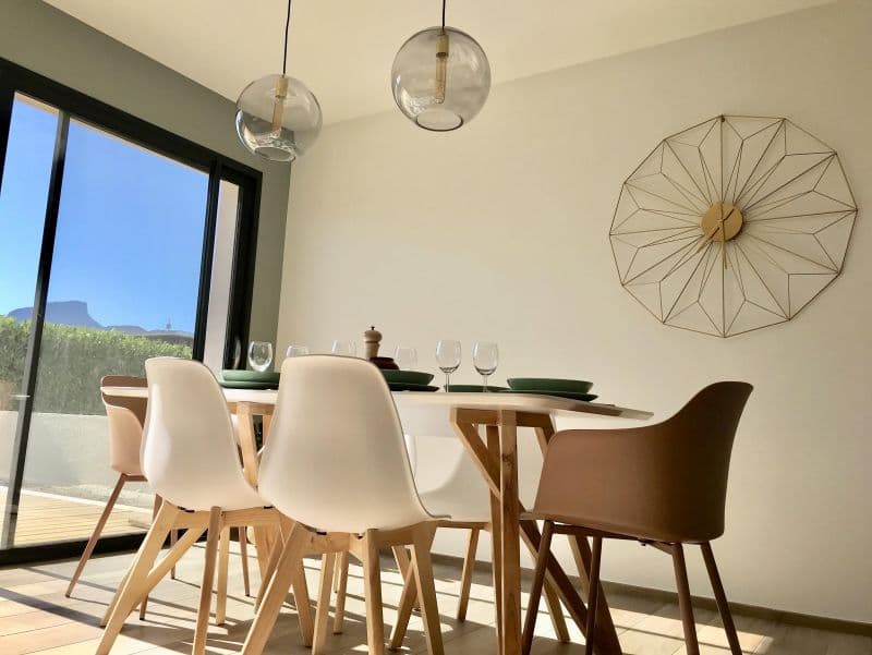 Salle à manger devant la baie vitrée