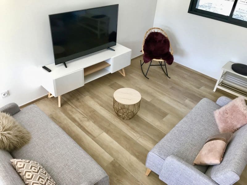 Coin salon avec télévision